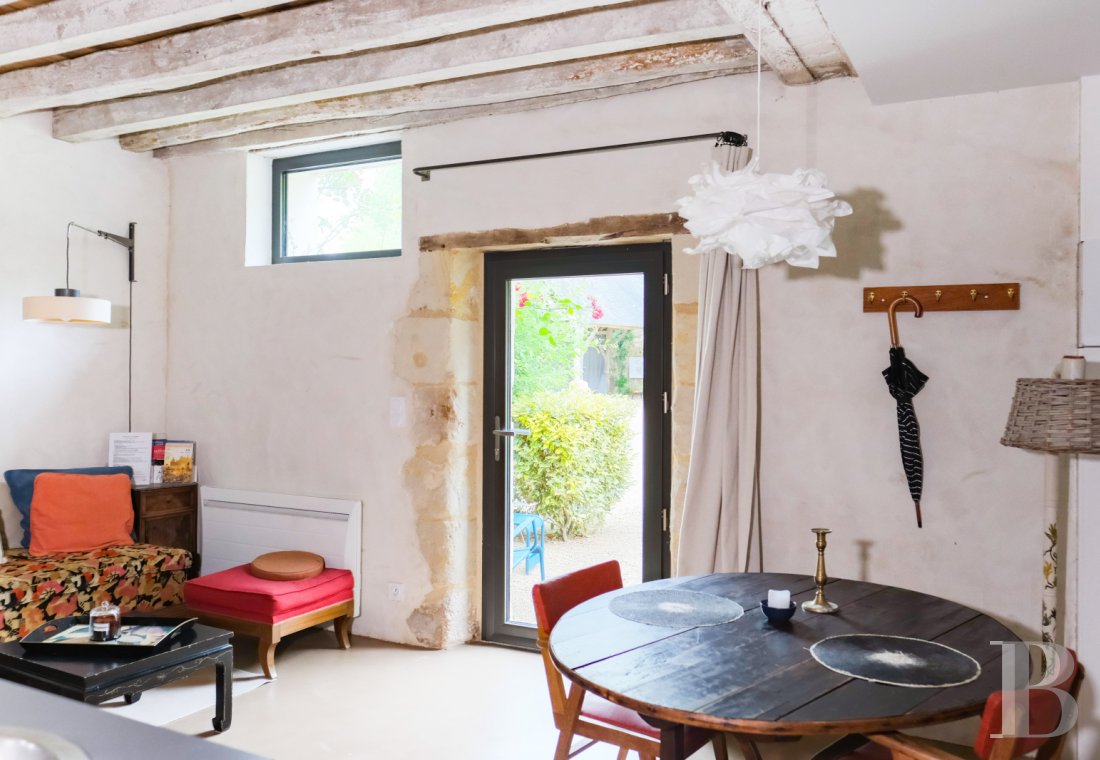A artists' house with a cluster of small houses on the way to Le Mans - photo  n°42